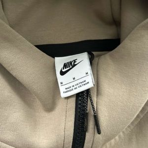 Nike tech size medium